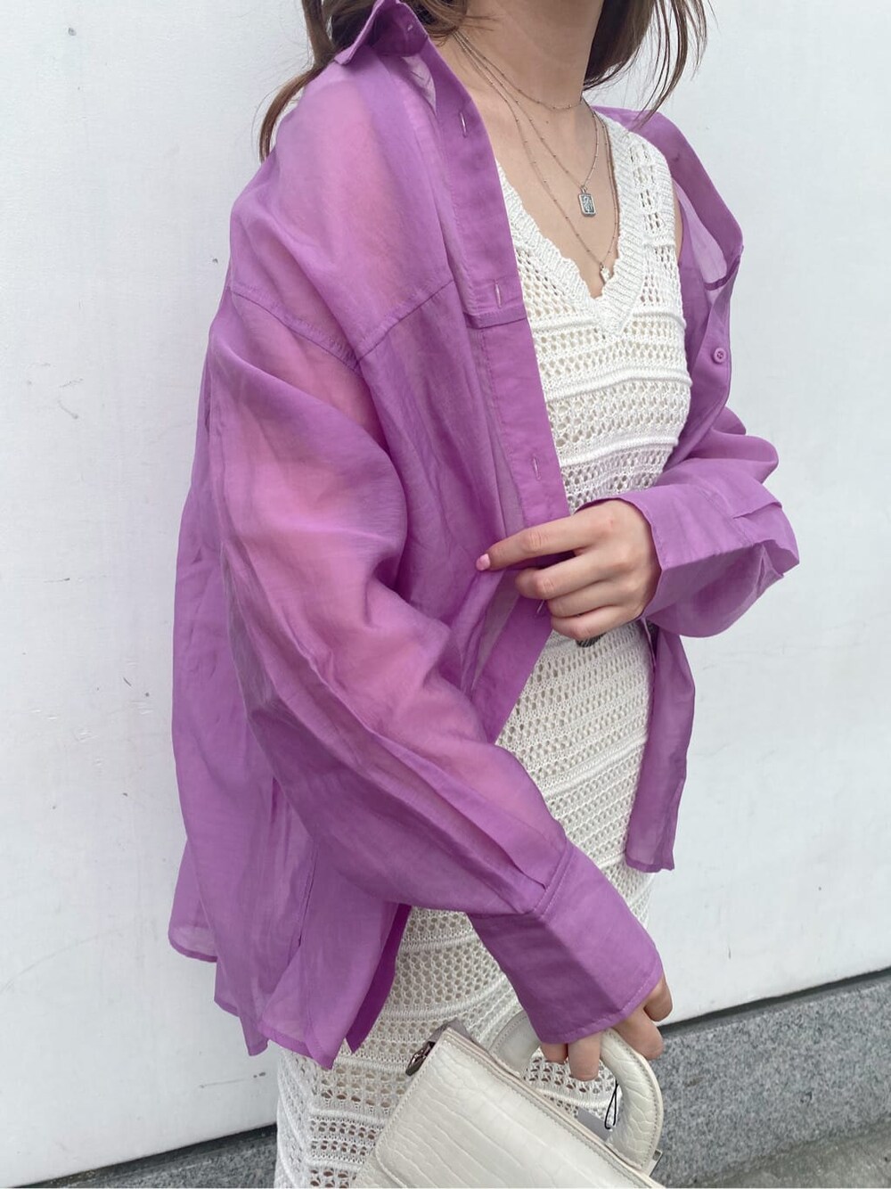 ブラウン系のキャミソール、パープル系のシャツ/ブラウス、ホワイト系のワンピースを着用したレディースの夏コーディネートの7枚目の写真