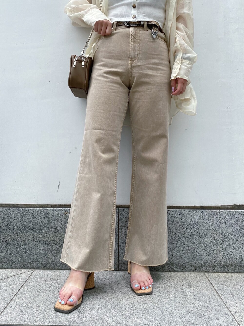 ベージュ系のデニムパンツ、ホワイト系のシャツ/ブラウス、その他のサンダルを着用したレディースの春コーディネートの6枚目の写真