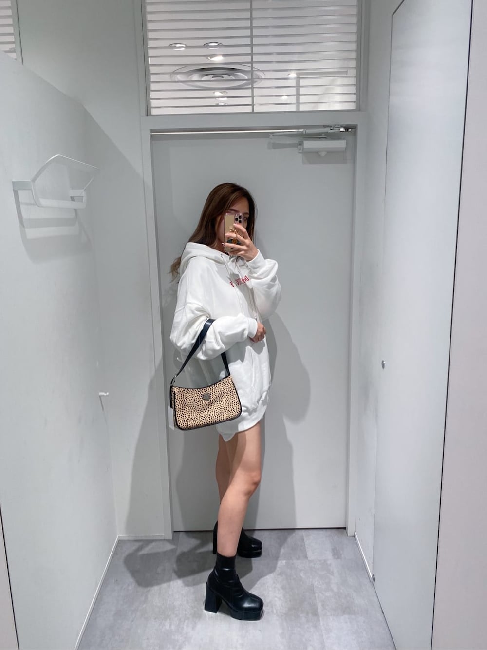 その他のショルダーバッグ、ブラック系のその他パンツ、ホワイト系のシャツ/ブラウスを着用したレディースの夏コーディネートの2枚目の写真