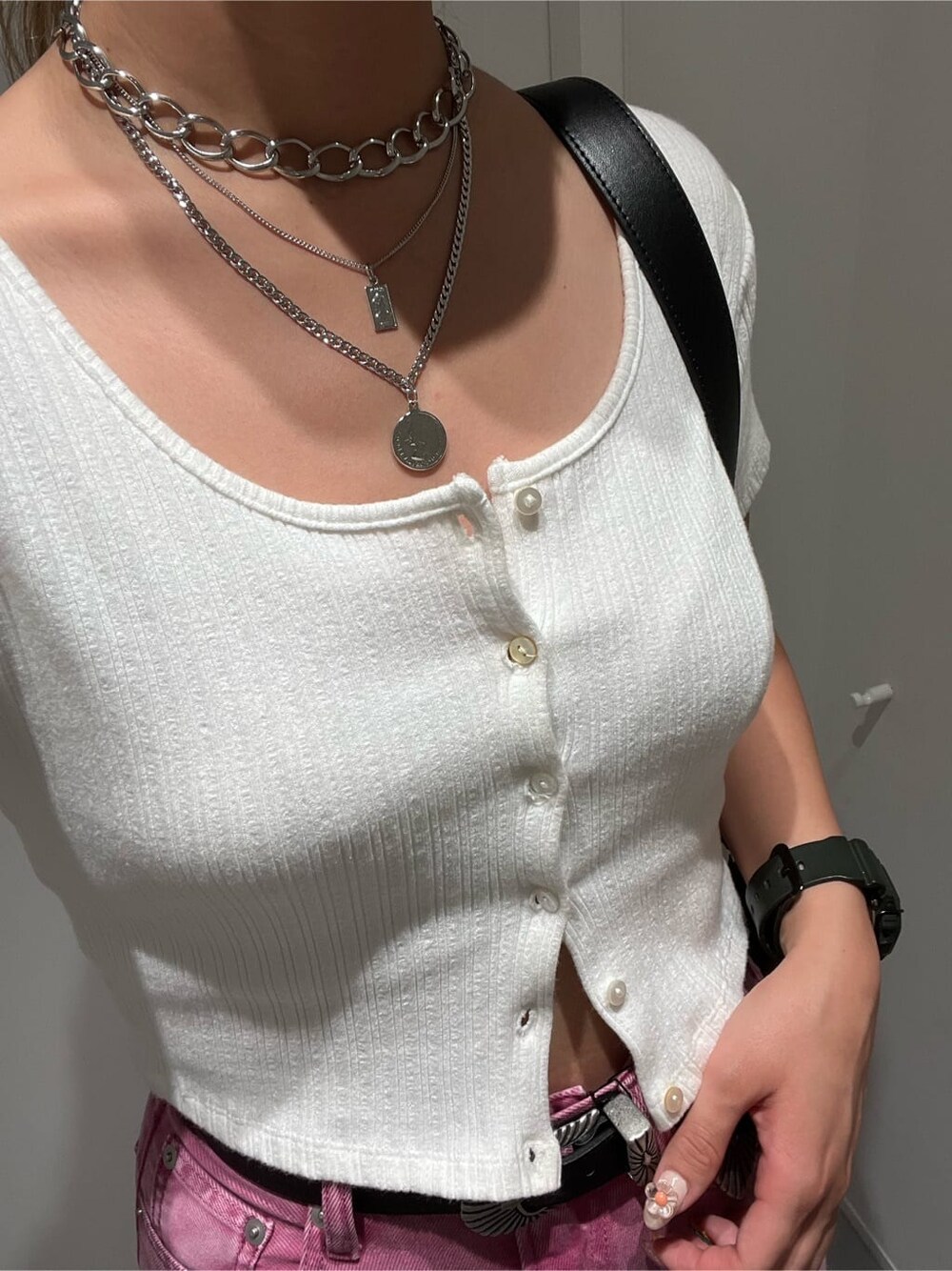 ホワイト系のTシャツ/カットソー、ブラック系のショルダーバッグ、ピンク系のデニムパンツを着用したレディースの夏コーディネートの4枚目の写真