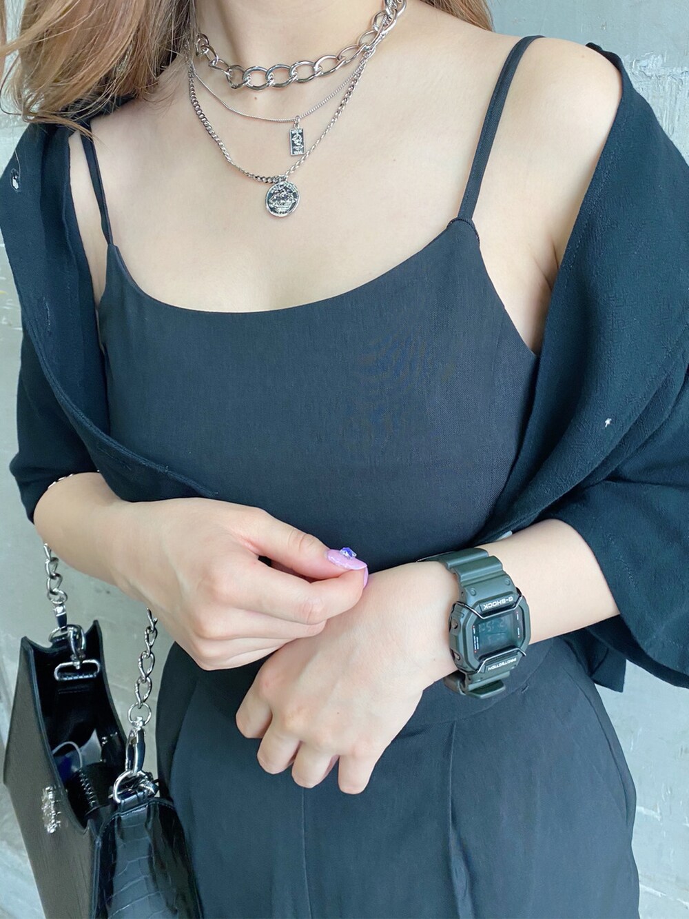 ブラック系のサンダル、ブラック系のつなぎ/オールインワン、シルバー系のネックレスを着用したレディースの夏コーディネートの6枚目の写真
