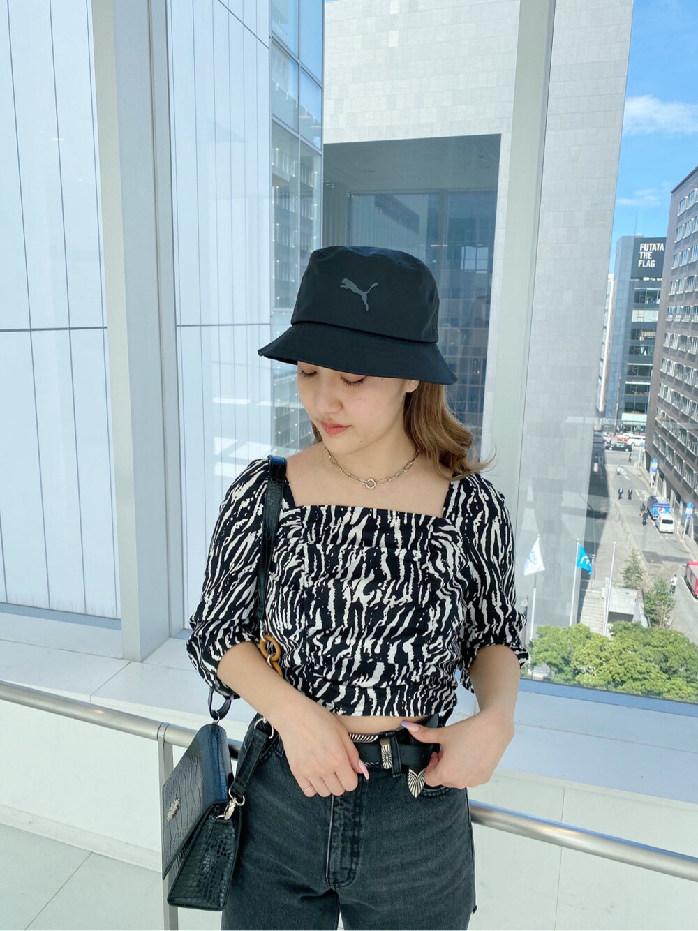 ブラック系のデニムパンツ、その他のシャツ/ブラウス、ブラック系のベルトを着用したレディースの春コーディネートの2枚目の写真