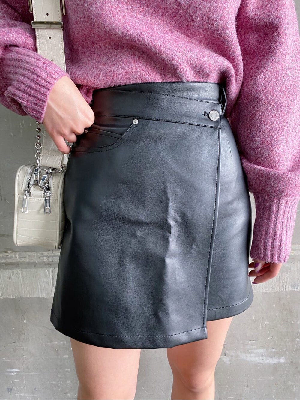 ブラック系のブーツ、ピンク系のニット/セーター、ホワイト系のショルダーバッグを着用したレディースの秋コーディネートの4枚目の写真