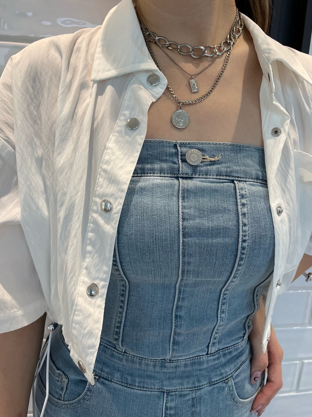 ホワイト系のシャツ/ブラウス、ブルー系のつなぎ/オールインワン、ピンク系のハンドバッグを着用したレディースの夏コーディネートの4枚目の写真