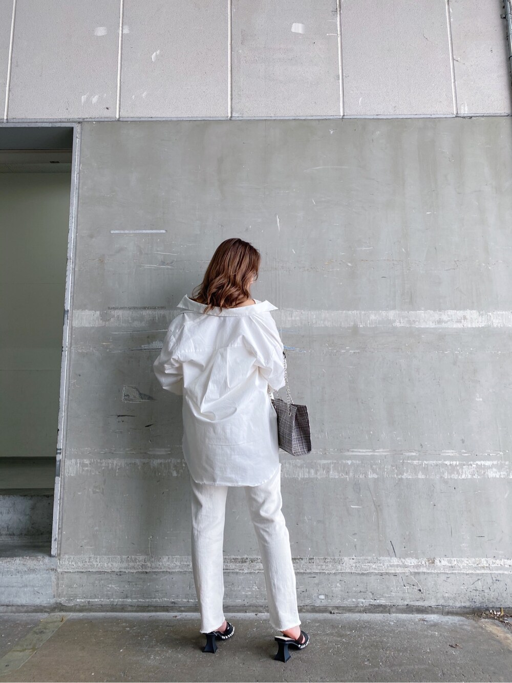 ホワイト系のサンダル、ホワイト系のシャツ/ブラウス、ホワイト系のデニムパンツを着用したレディースの春コーディネートの7枚目の写真