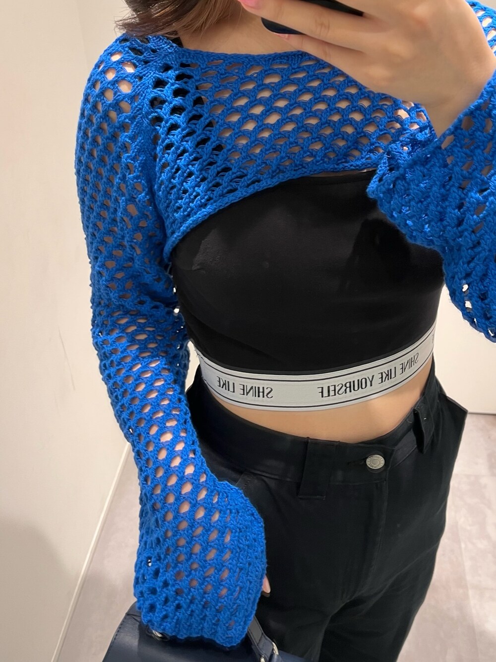 ブルー系のニット/セーター、ブラック系のキャミソール、ブラック系のその他パンツを着用したレディースの春コーディネートの3枚目の写真