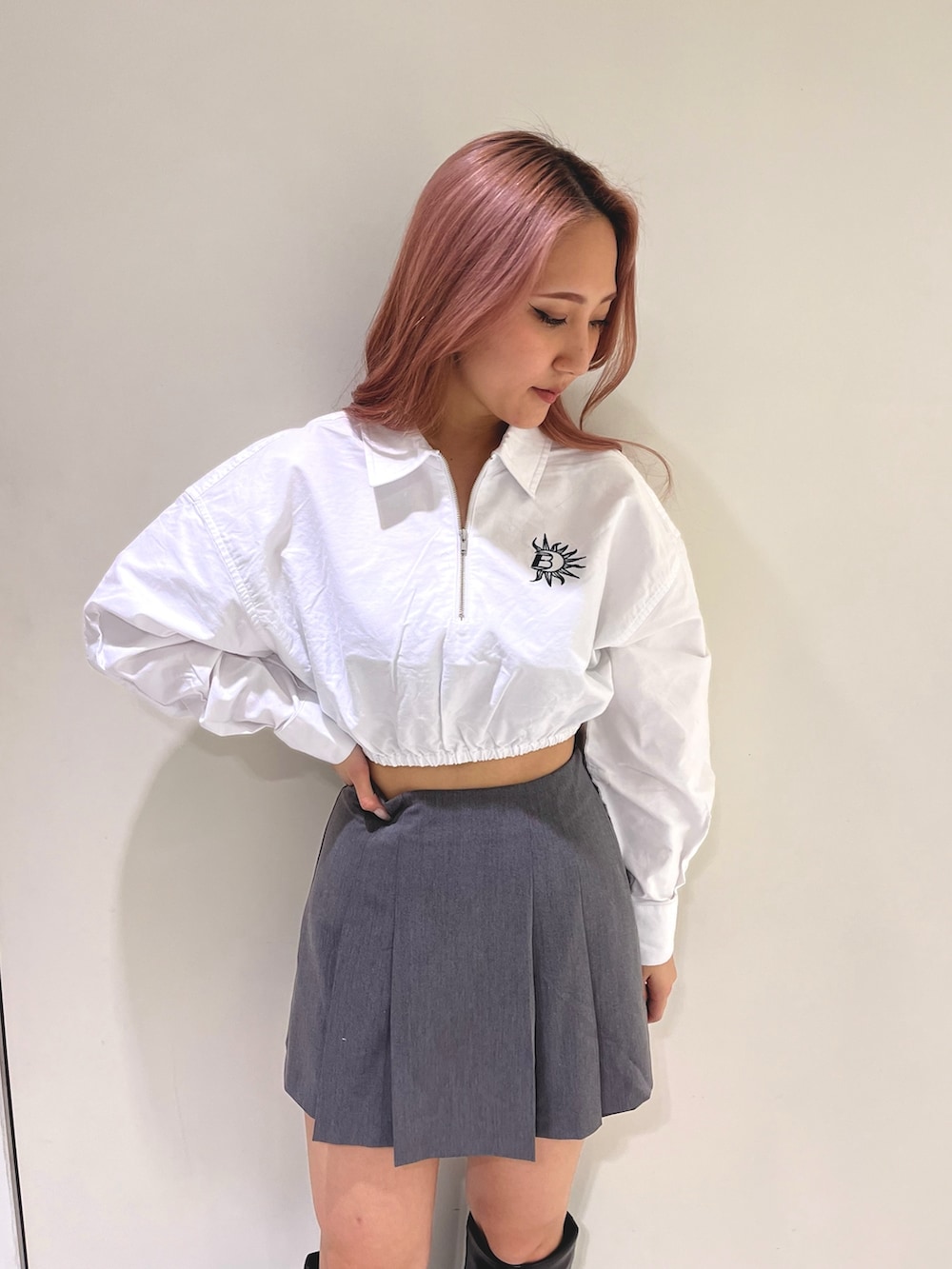 ホワイト系のシャツ/ブラウス、グレー系のその他パンツ、ブラック系のブーツを着用したレディースの春コーディネートの3枚目の写真