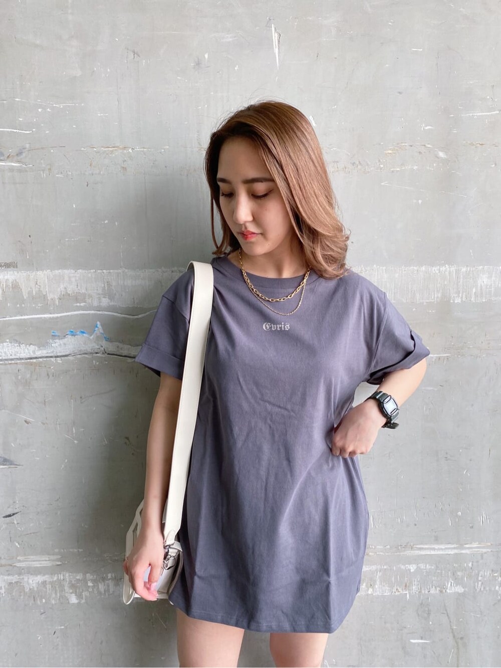 ブラック系のサンダル、グレー系のTシャツ/カットソーを着用したレディースの夏コーディネートの2枚目の写真