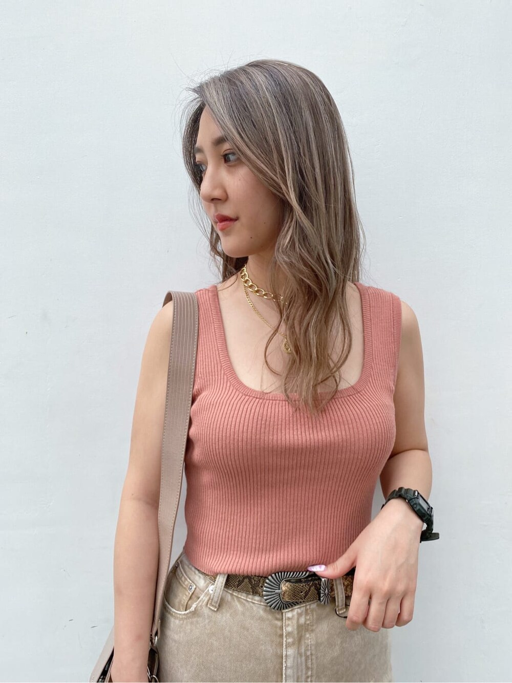 ベージュ系のデニムパンツ、ピンク系のタンクトップ、ホワイト系のサンダルを着用したレディースの夏コーディネートの3枚目の写真