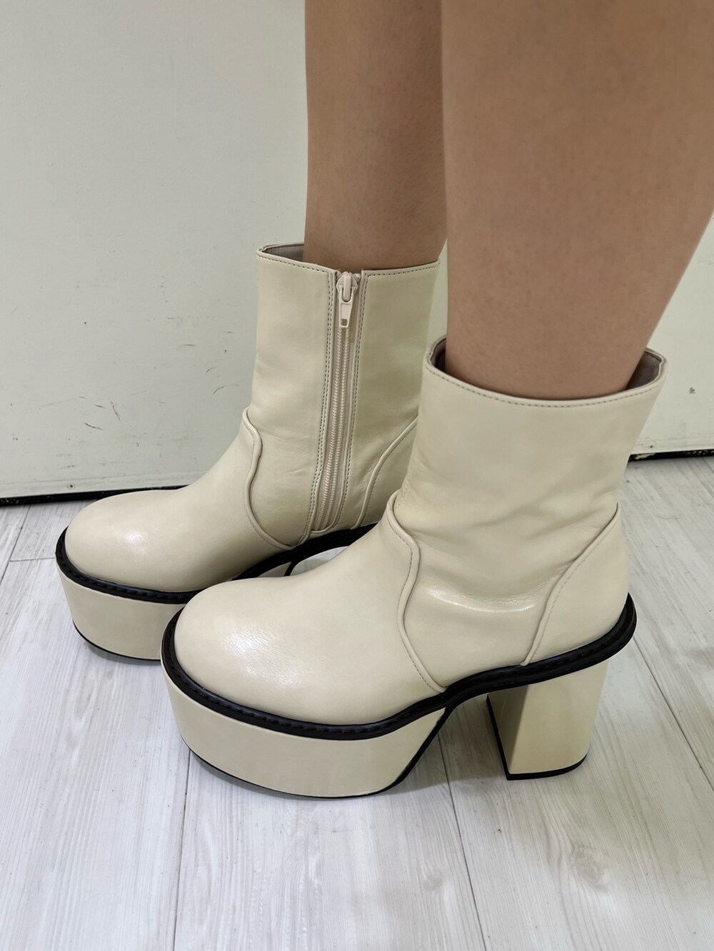 ブルー系のテーラードジャケット、ブルー系のキャミソール、ブルー系のスカートを着用したレディースの冬コーディネートの7枚目の写真