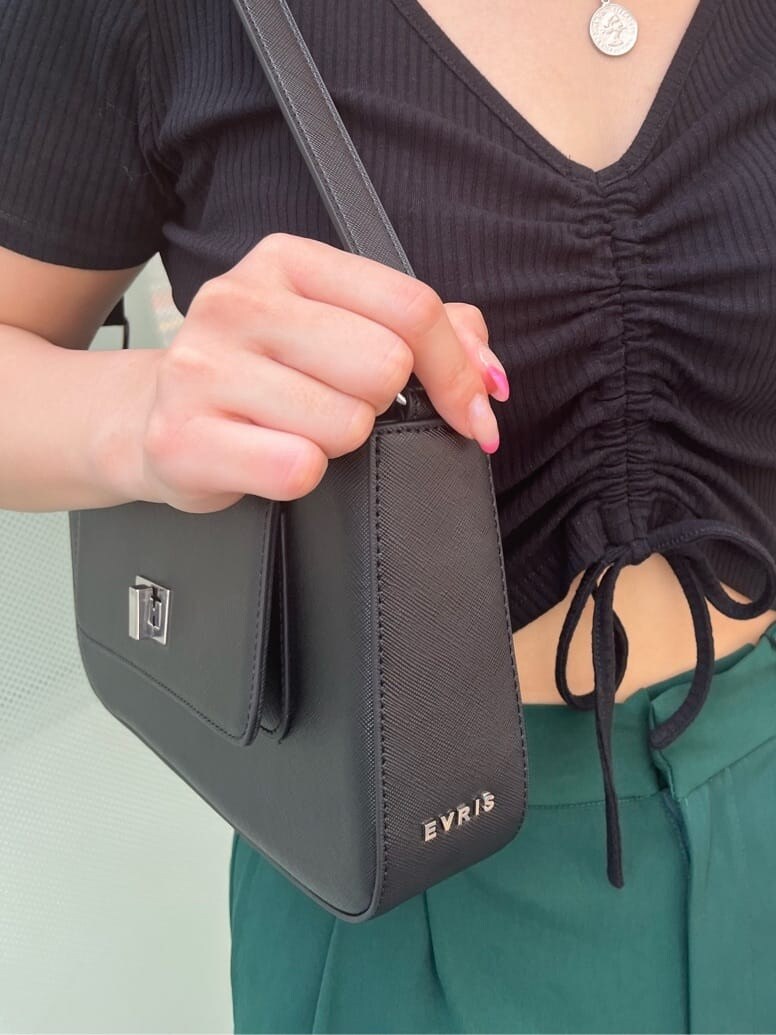 グリーン系のスラックス、ブラック系のショルダーバッグ、ブラック系のTシャツ/カットソーを着用したレディースの夏コーディネートの8枚目の写真