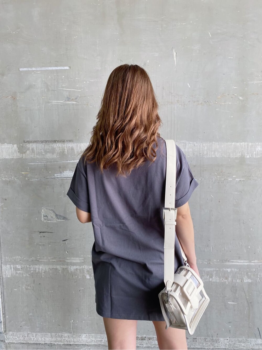 ブラック系のサンダル、グレー系のTシャツ/カットソーを着用したレディースの夏コーディネートの5枚目の写真