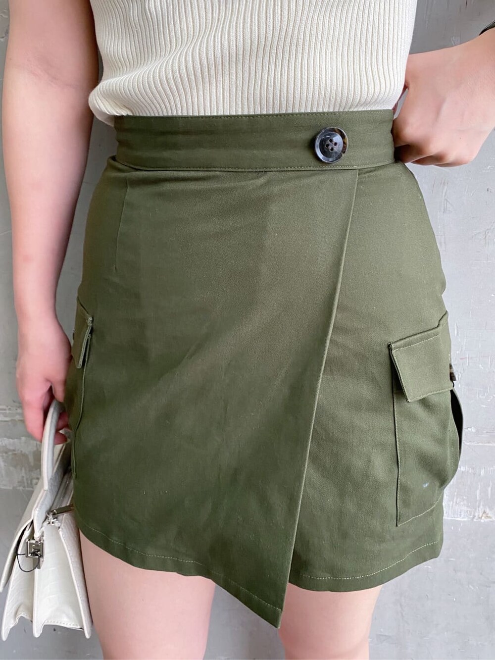 ホワイト系のサンダル、ベージュ系のスカート、ホワイト系のニット/セーターを着用したレディースの夏コーディネートの4枚目の写真