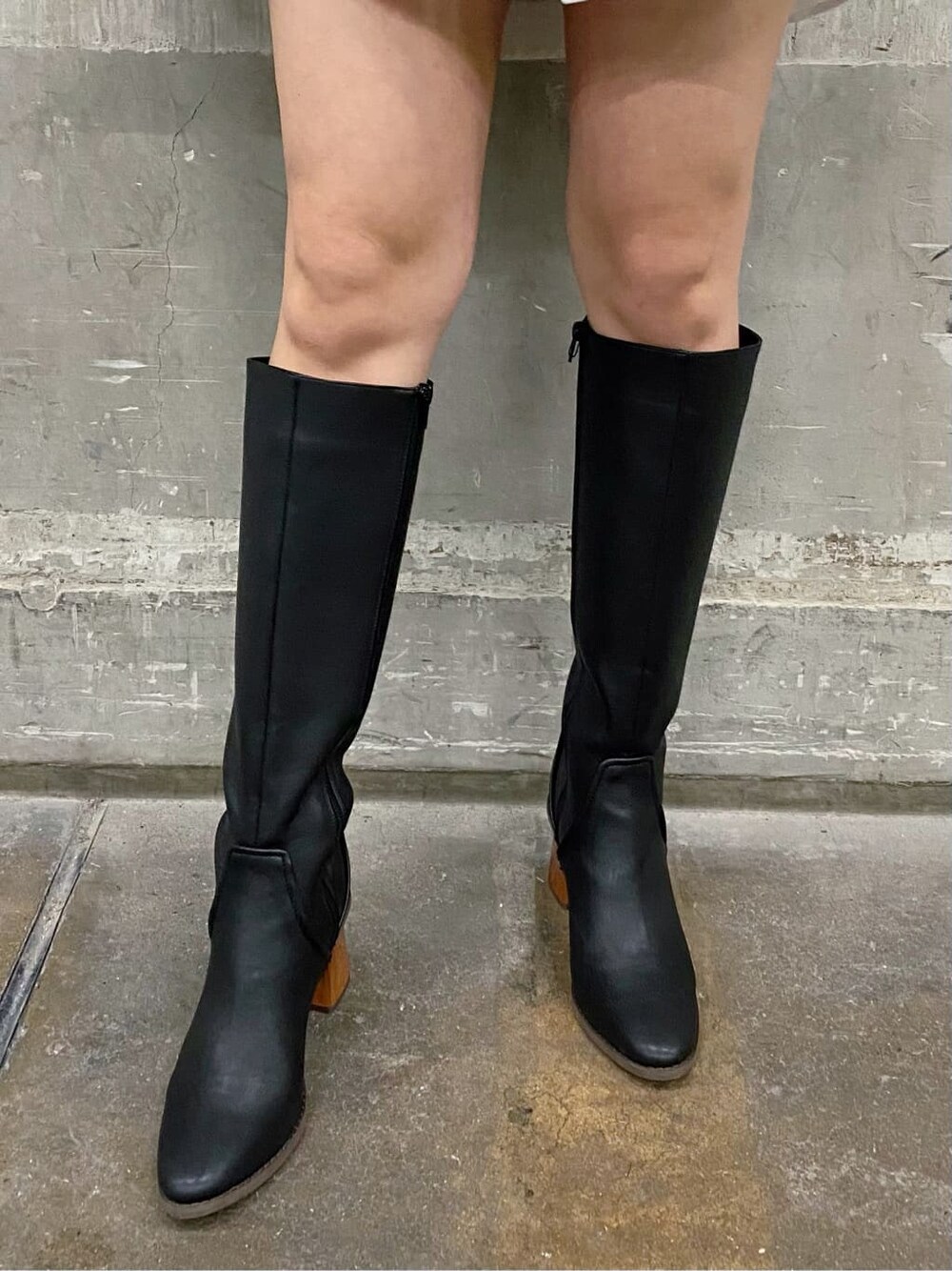 ブラック系のブーツ、ブルー系のニット/セーター、ホワイト系のシャツ/ブラウスを着用したレディースの秋コーディネートの5枚目の写真