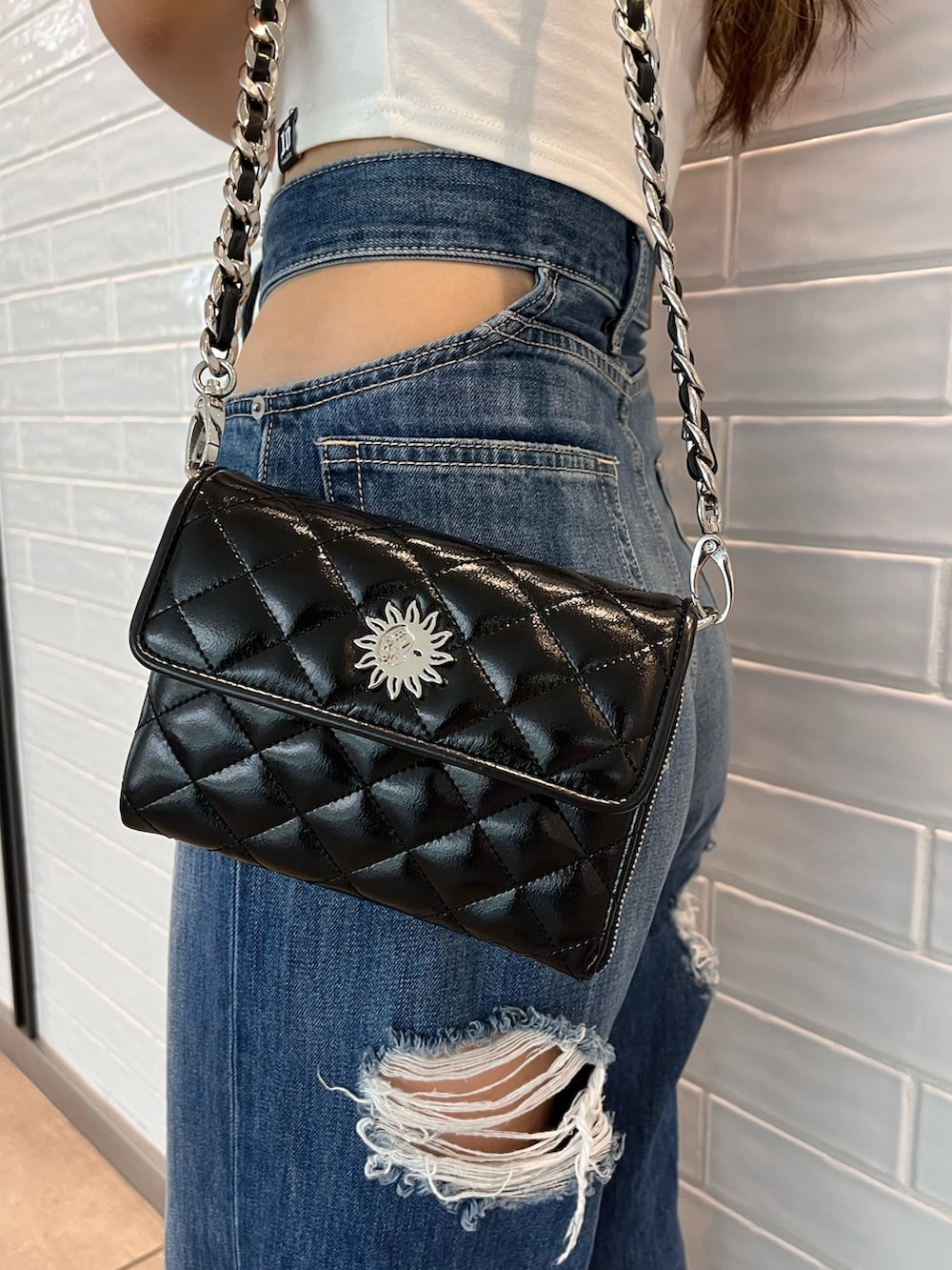 ホワイト系のTシャツ/カットソー、ブラック系のサンダル、ブラック系のショルダーバッグを着用したレディースの夏コーディネートの9枚目の写真