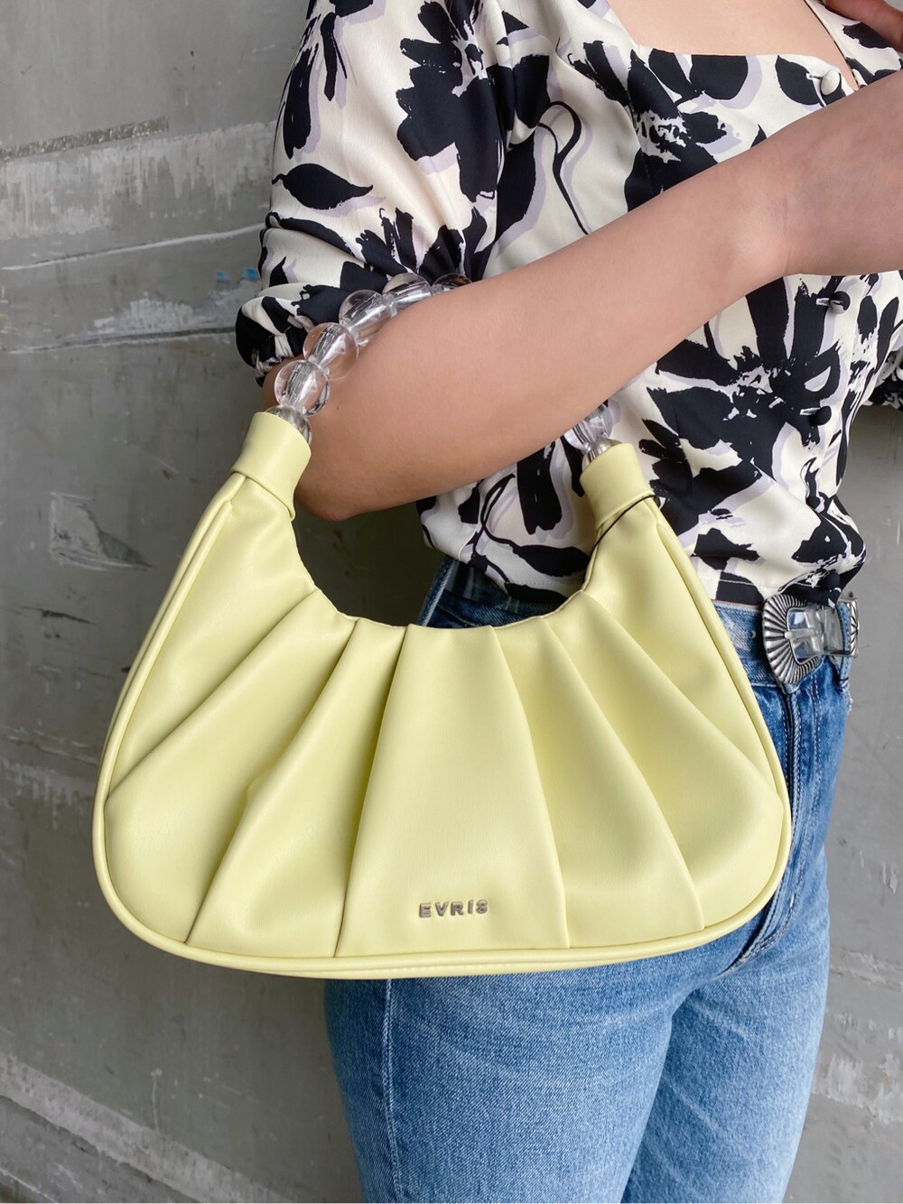 イエロー系のハンドバッグ、ホワイト系のシャツ/ブラウス、その他のサンダルを着用したレディースの春コーディネートの4枚目の写真