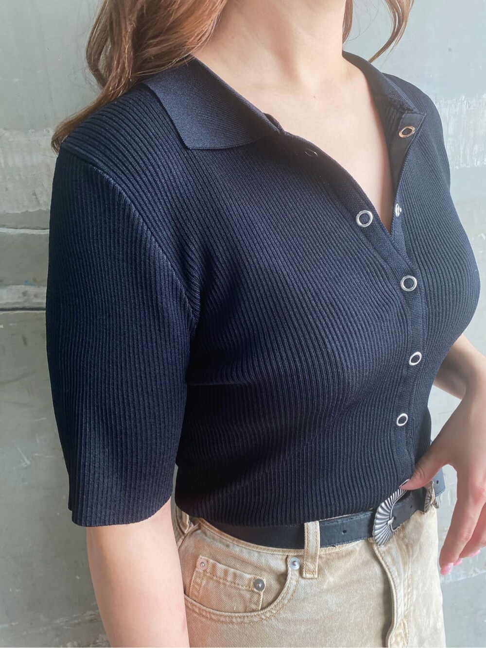 ベージュ系のデニムスカート、ブラック系のサンダル、ブラック系のTシャツ/カットソーを着用したレディースの夏コーディネートの3枚目の写真