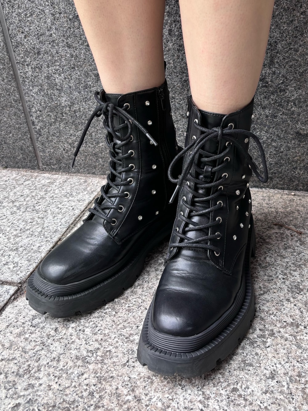 ブラック系のシャツ/ブラウス、グレー系のワンピース、ブラック系のショルダーバッグを着用したレディースの春コーディネートの7枚目の写真