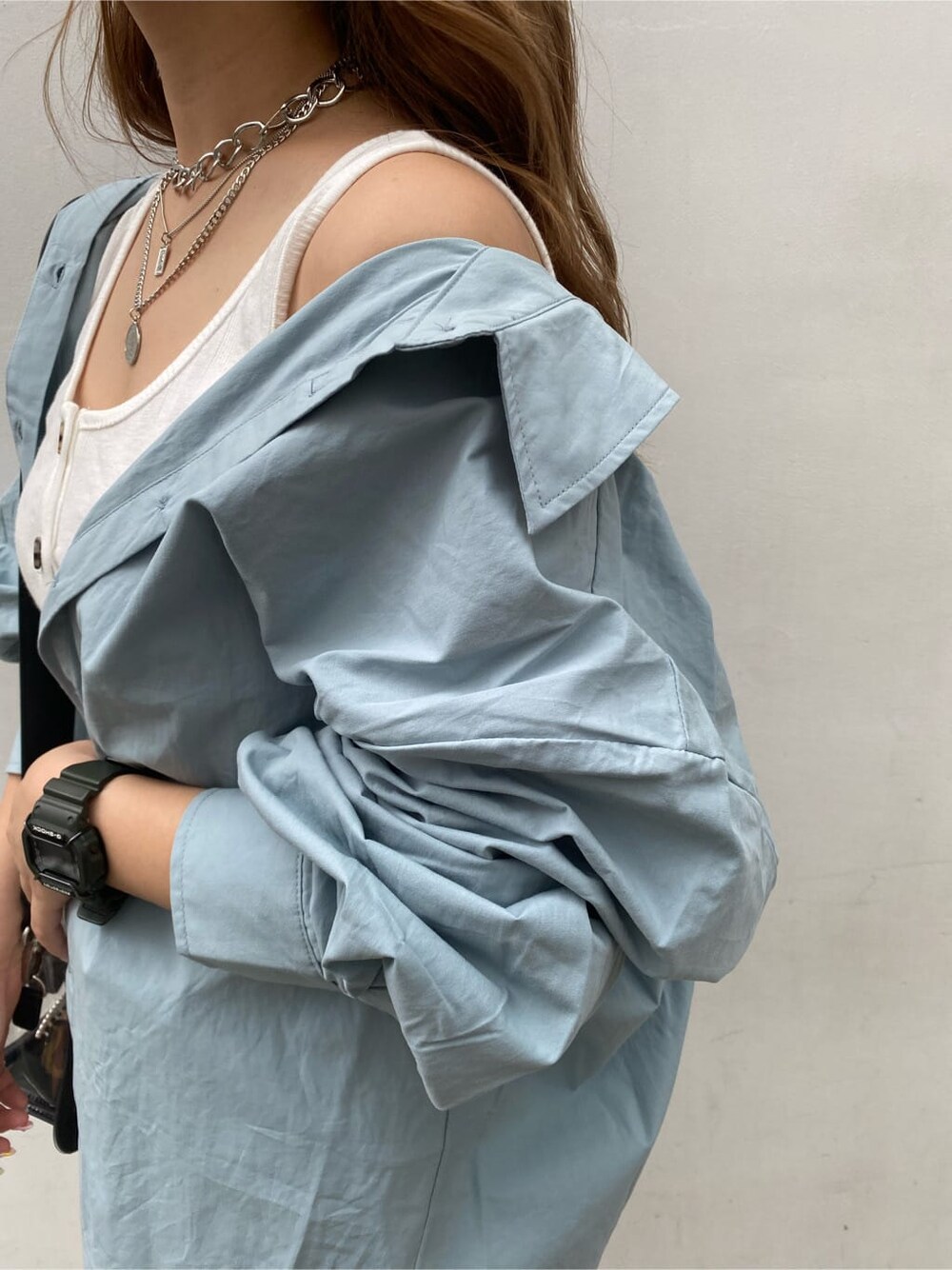 ホワイト系のデニムパンツ、ブルー系のシャツ/ブラウス、ホワイト系のサンダルを着用したレディースの夏コーディネートの4枚目の写真