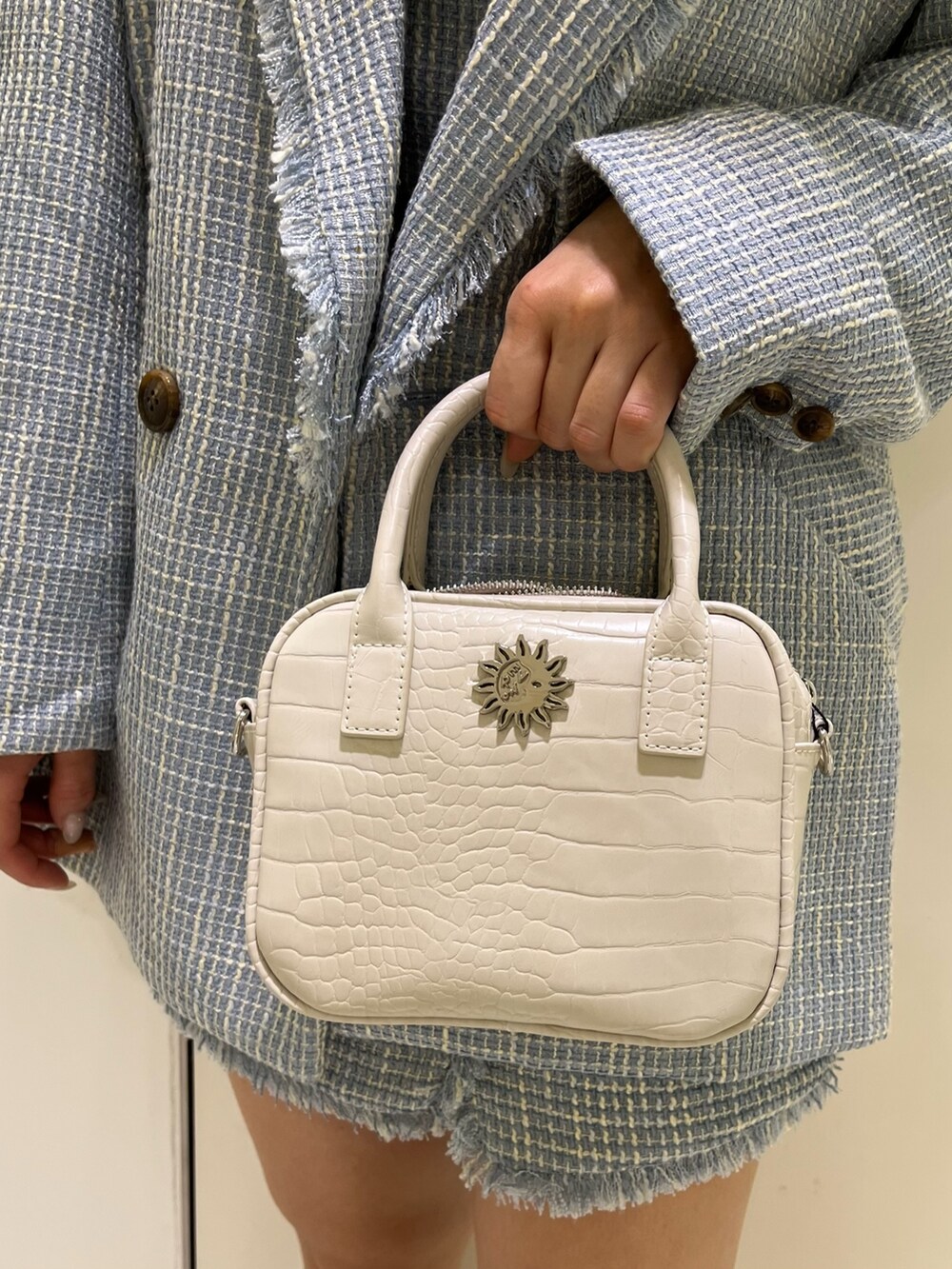 ブルー系のテーラードジャケット、ブルー系のキャミソール、ブルー系のスカートを着用したレディースの冬コーディネートの8枚目の写真