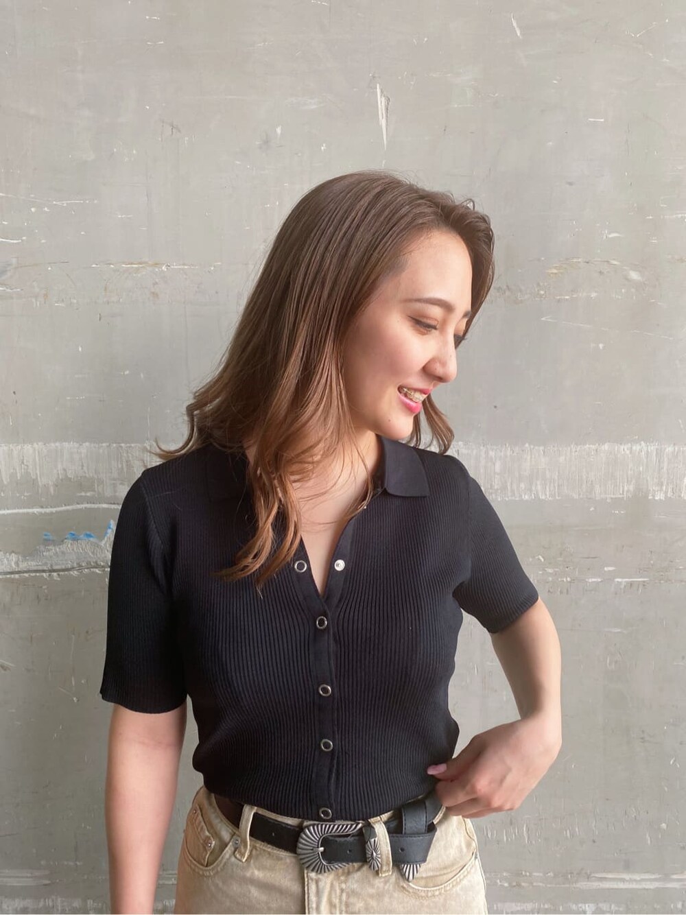 ベージュ系のデニムスカート、ブラック系のサンダル、ブラック系のTシャツ/カットソーを着用したレディースの夏コーディネートの2枚目の写真