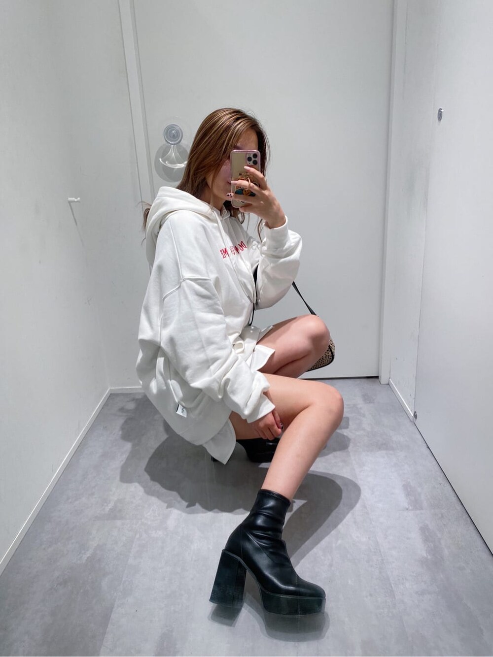 その他のショルダーバッグ、ブラック系のその他パンツ、ホワイト系のシャツ/ブラウスを着用したレディースの夏コーディネートの7枚目の写真