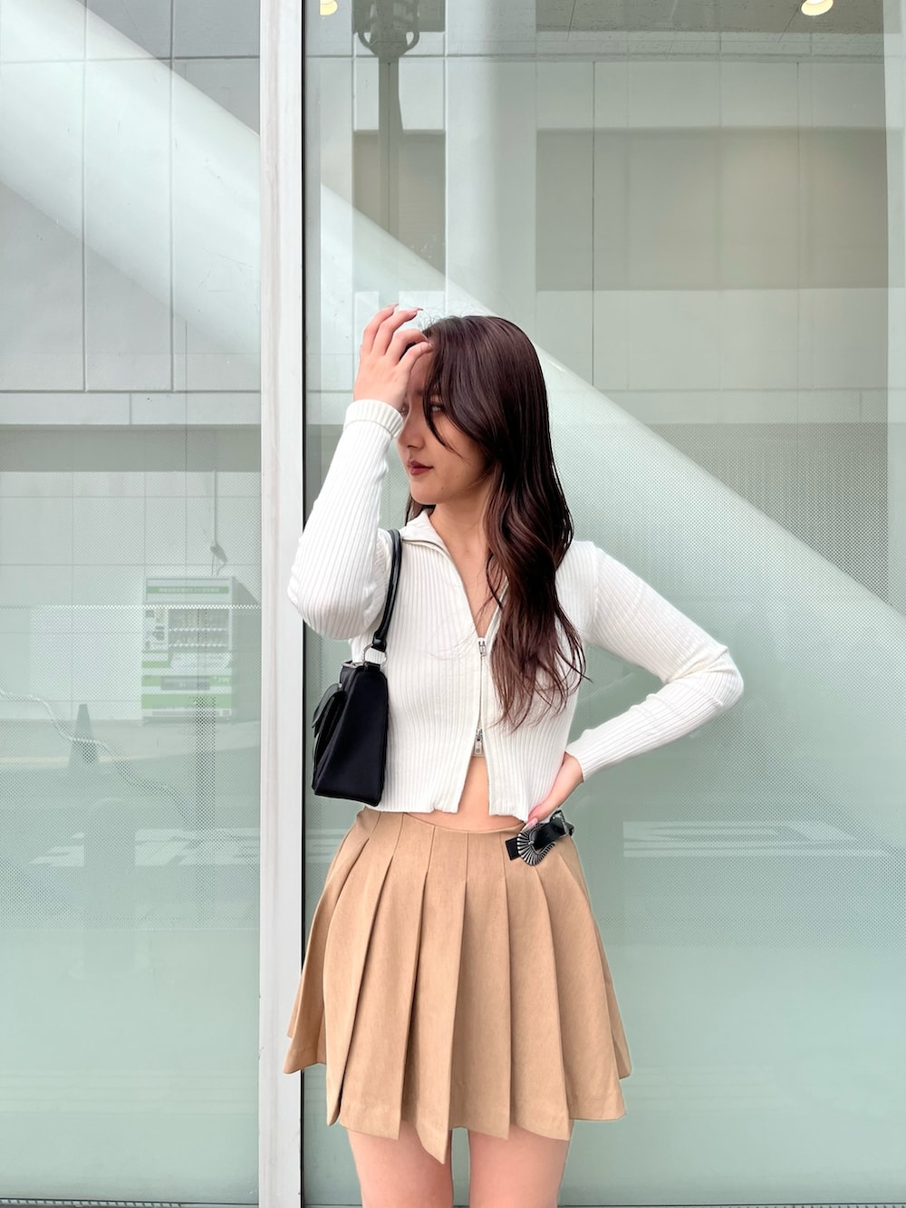 ホワイト系のニット/セーター、ベージュ系のスカート、ベージュ系のスリッポンを着用したレディースの秋コーディネートの2枚目の写真