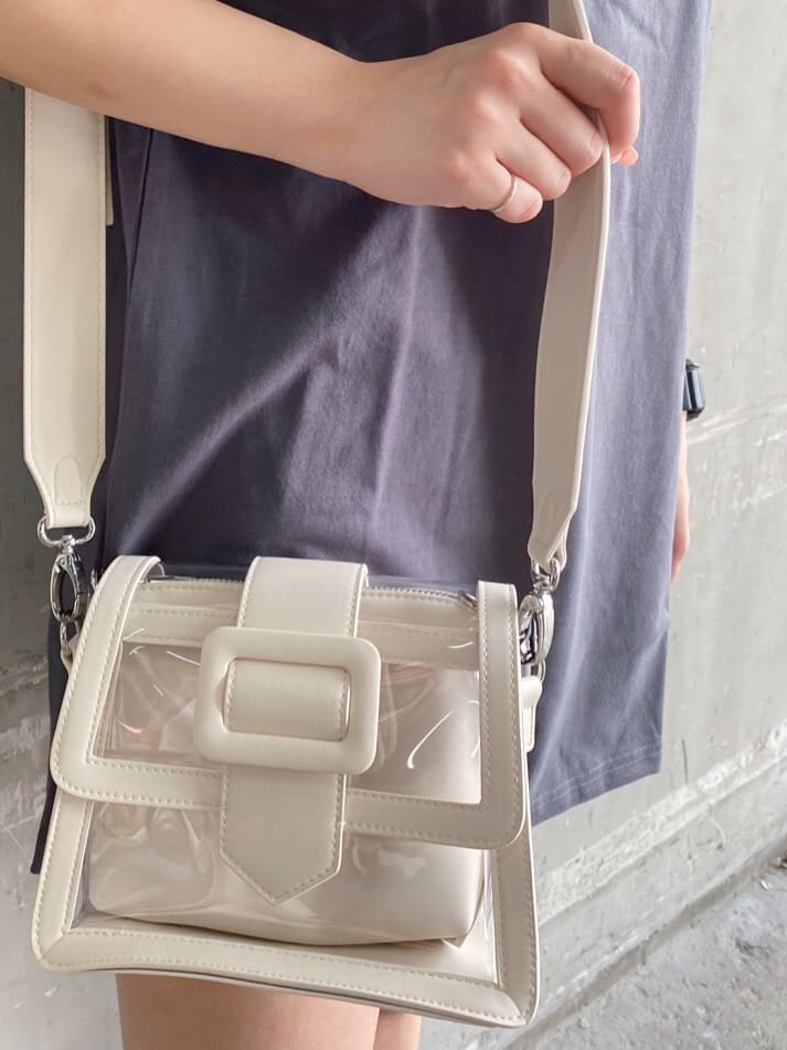 ブラック系のサンダル、グレー系のTシャツ/カットソーを着用したレディースの夏コーディネートの6枚目の写真