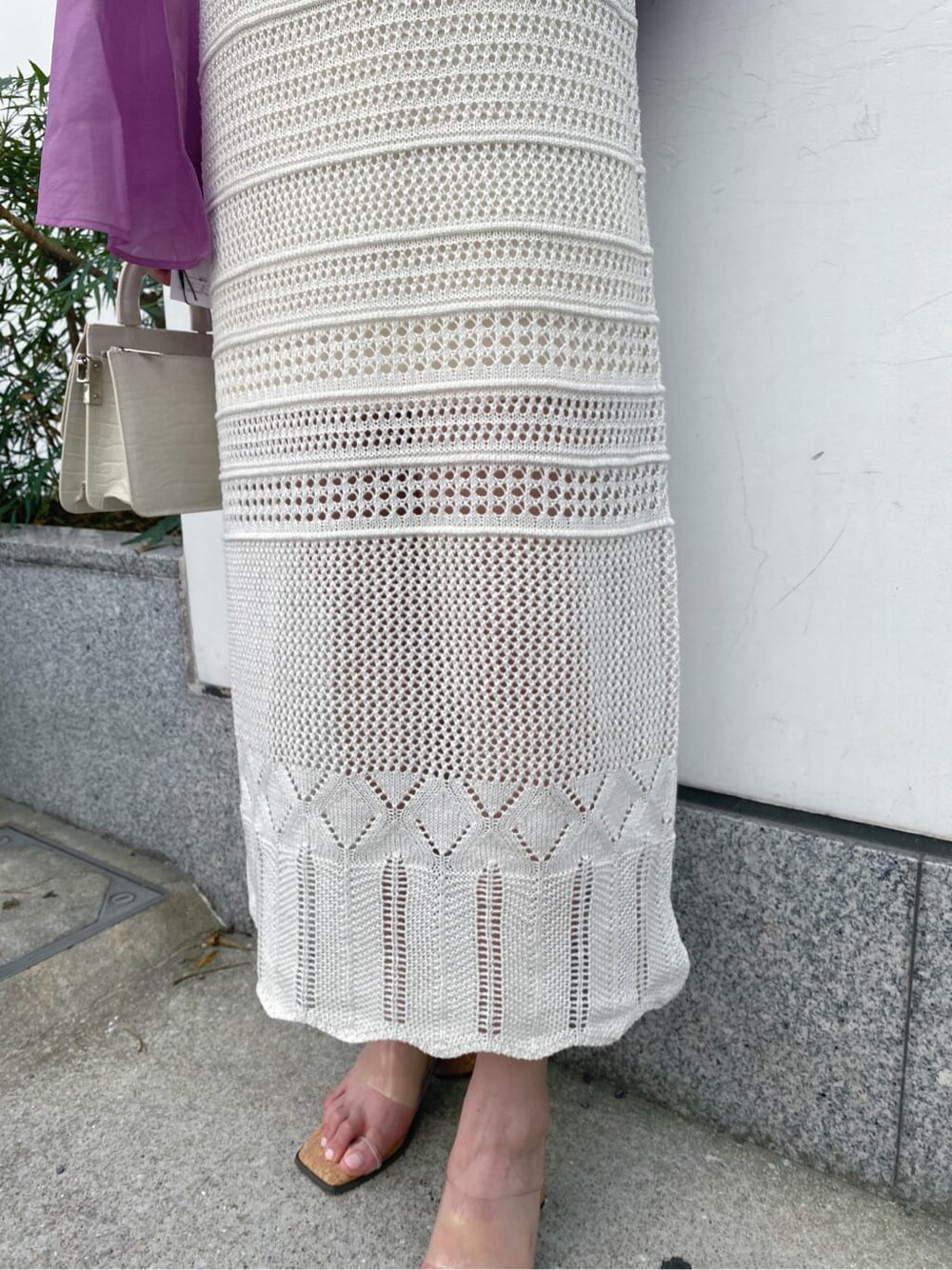 ブラウン系のキャミソール、パープル系のシャツ/ブラウス、ホワイト系のワンピースを着用したレディースの夏コーディネートの5枚目の写真