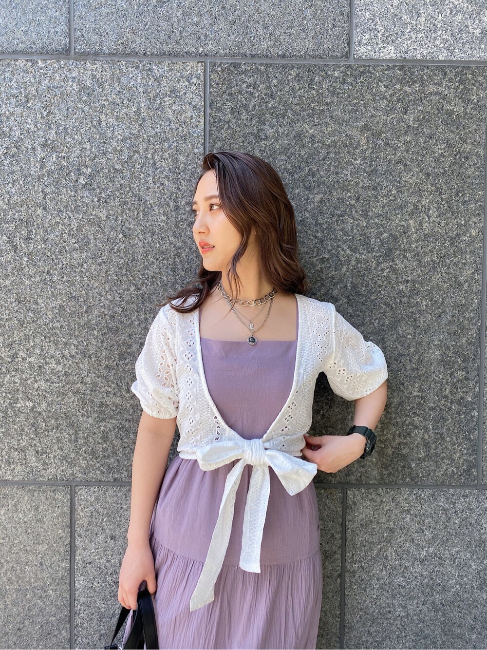 ホワイト系のシャツ/ブラウス、シルバー系のネックレスを着用したレディースの春コーディネートの4枚目の写真