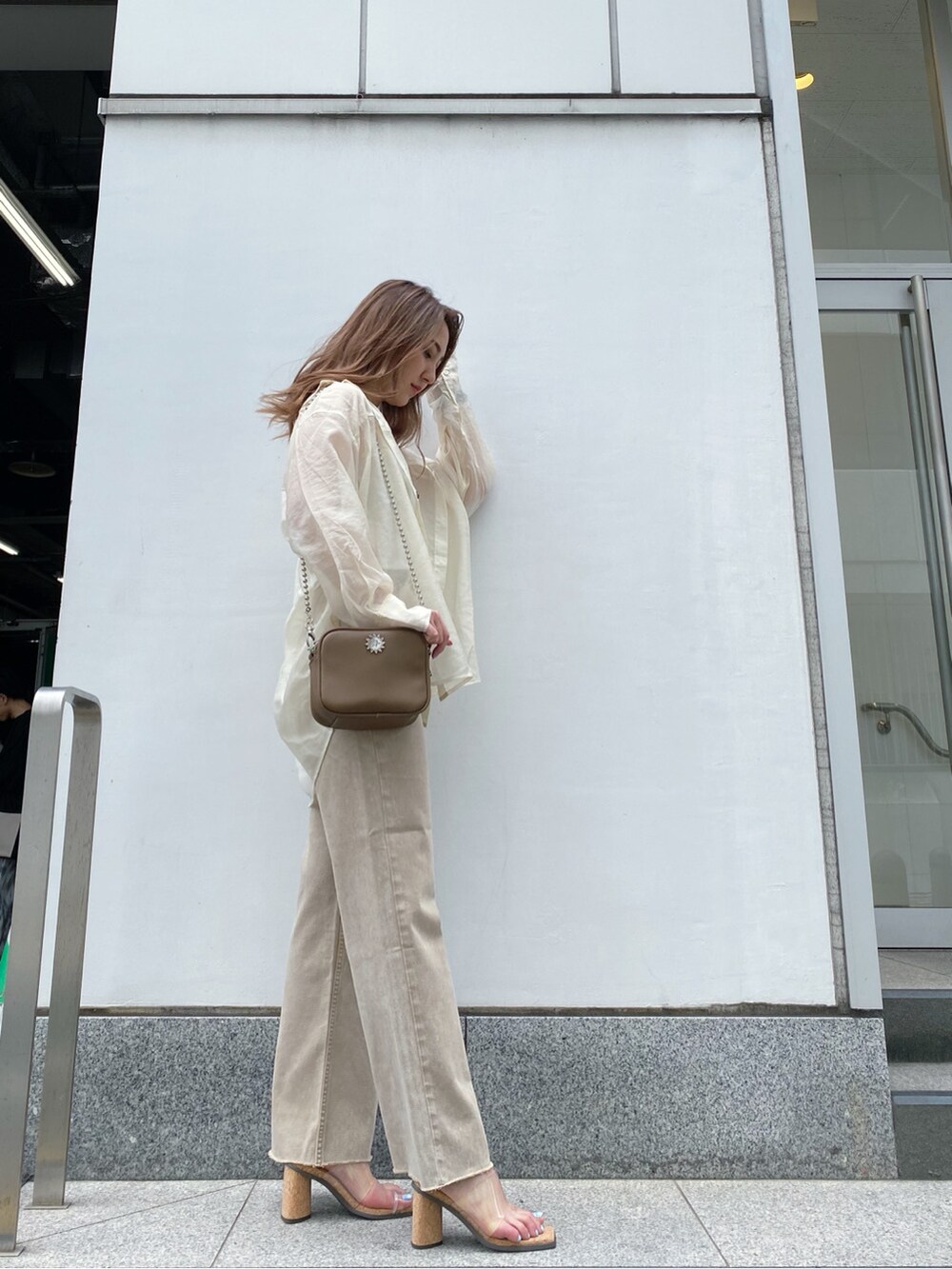 ベージュ系のデニムパンツ、ホワイト系のシャツ/ブラウス、その他のサンダルを着用したレディースの春コーディネートの2枚目の写真