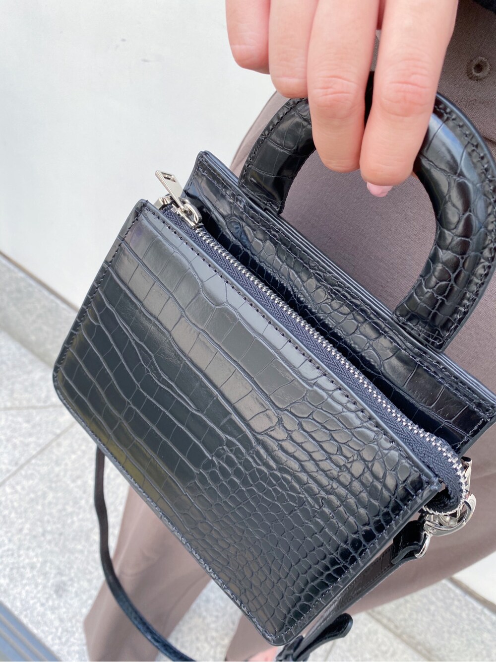 グレー系のつなぎ/オールインワン、ブラック系のサンダル、シルバー系のネックレスを着用したレディースの夏コーディネートの8枚目の写真