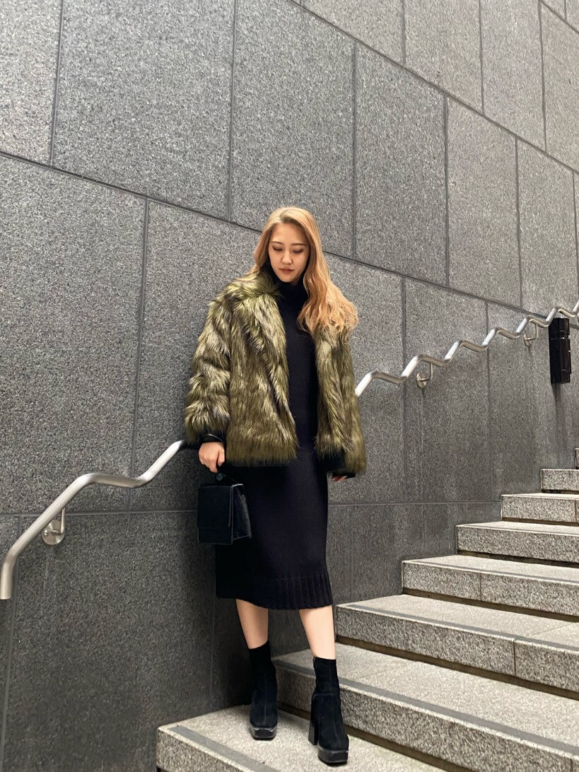 ブラック系のハンドバッグ、ブラック系のワンピースを着用したレディースの冬コーディネートの5枚目の写真