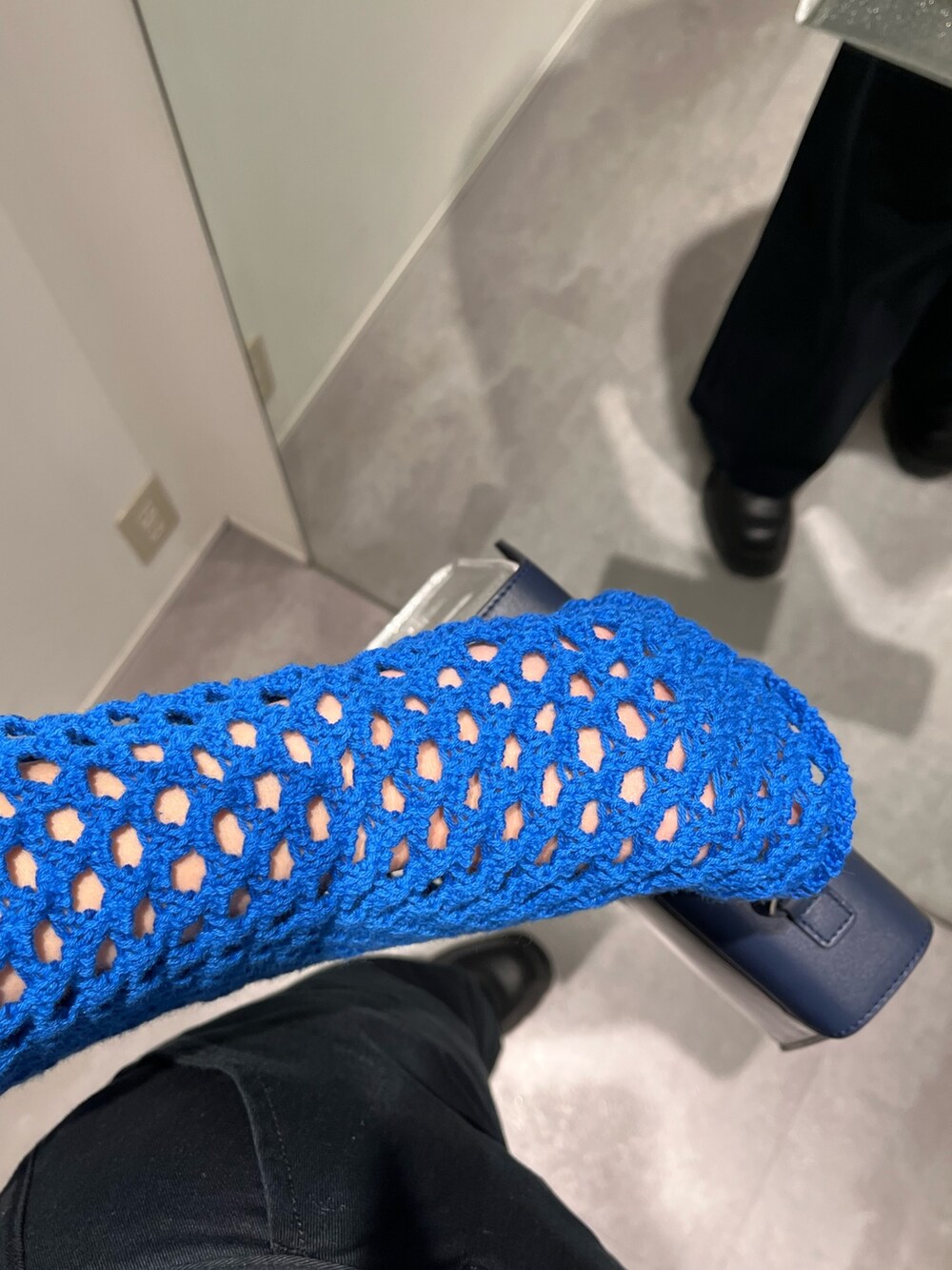 ブルー系のニット/セーター、ブラック系のキャミソール、ブラック系のその他パンツを着用したレディースの春コーディネートの4枚目の写真