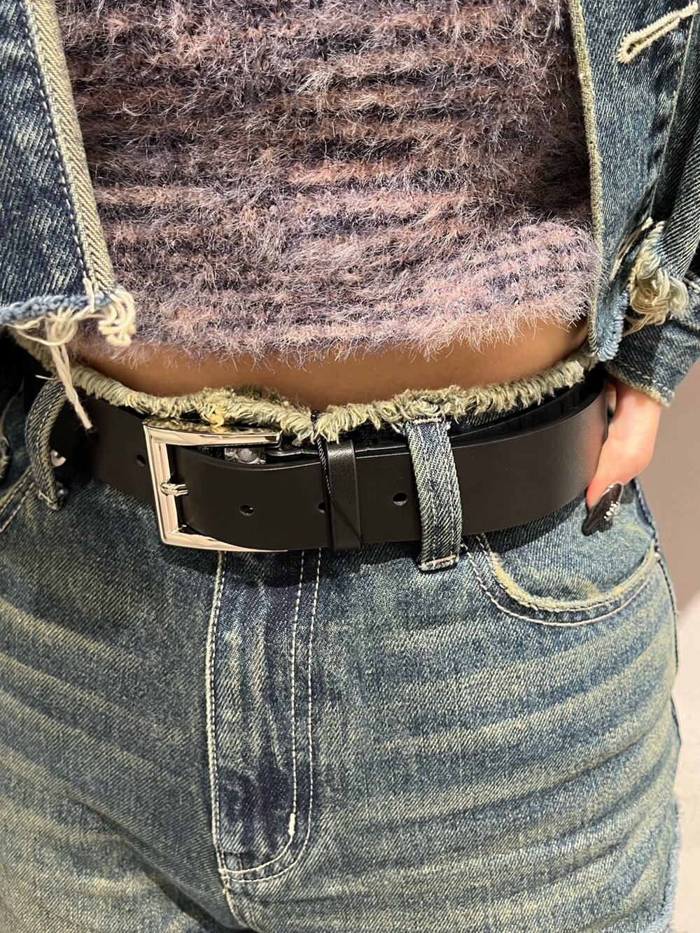 ブルー系のデニムジャケット、グレー系のニット/セーター、ブルー系のデニムパンツを着用したレディースの冬コーディネートの4枚目の写真