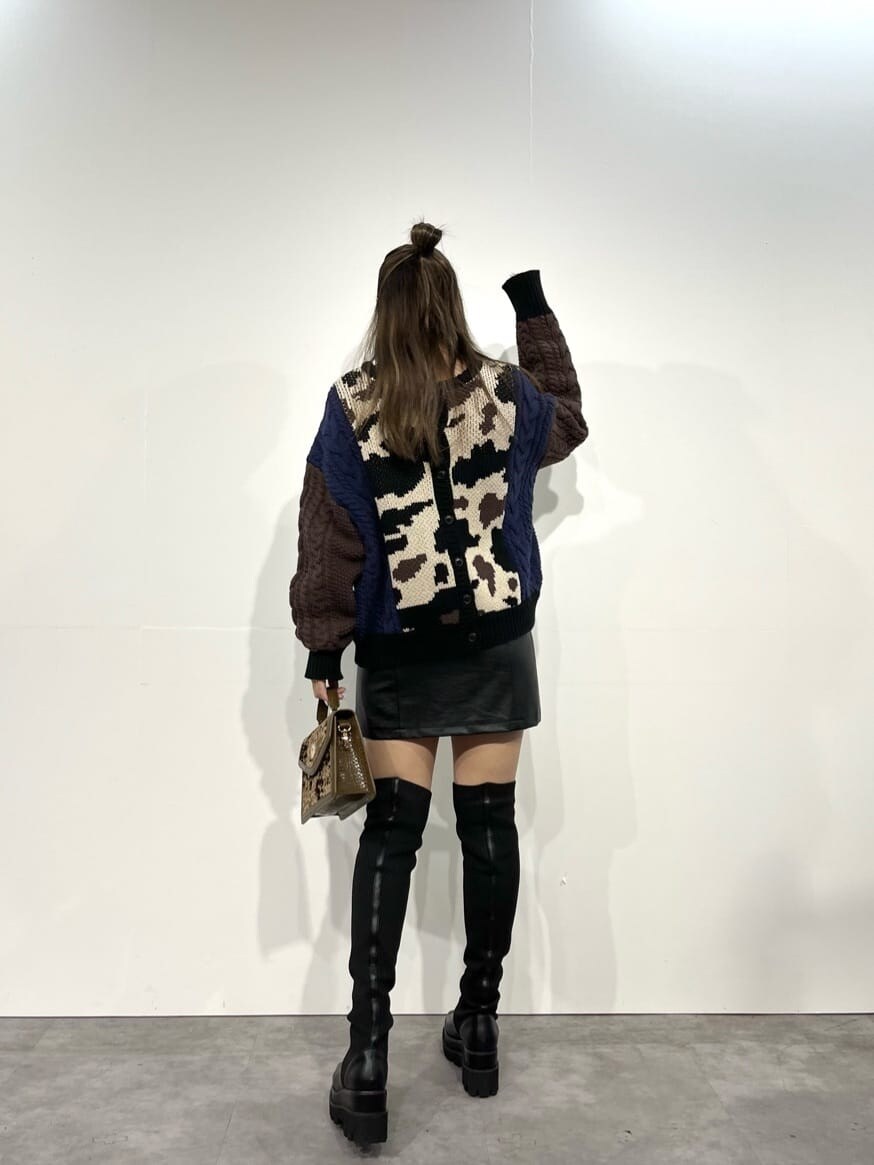 ブラック系のブーツ、ブラウン系のショルダーバッグ、ブラック系のニット/セーターを着用したレディースの秋コーディネートの2枚目の写真