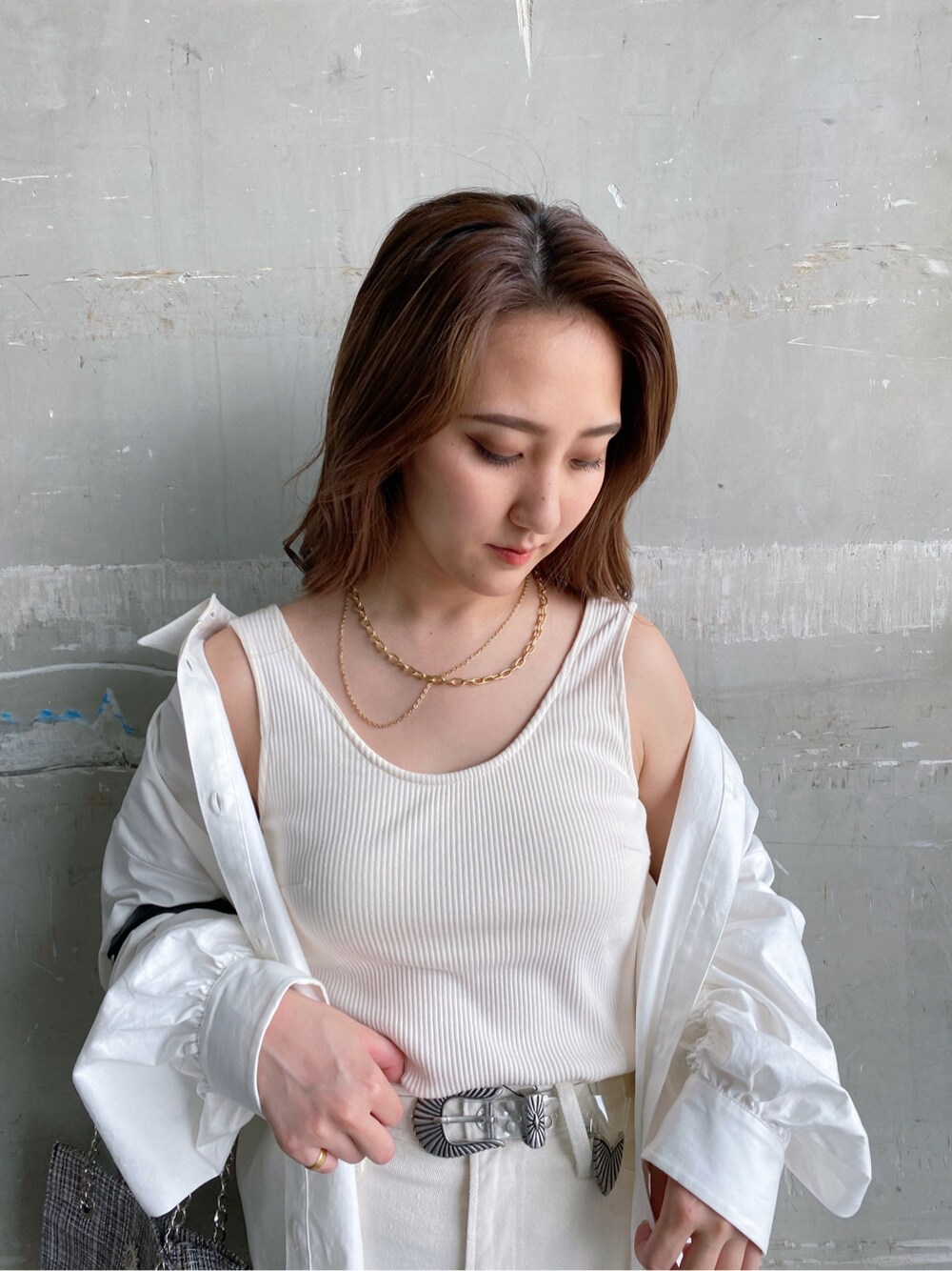 ホワイト系のサンダル、ホワイト系のシャツ/ブラウス、ホワイト系のデニムパンツを着用したレディースの春コーディネートの2枚目の写真