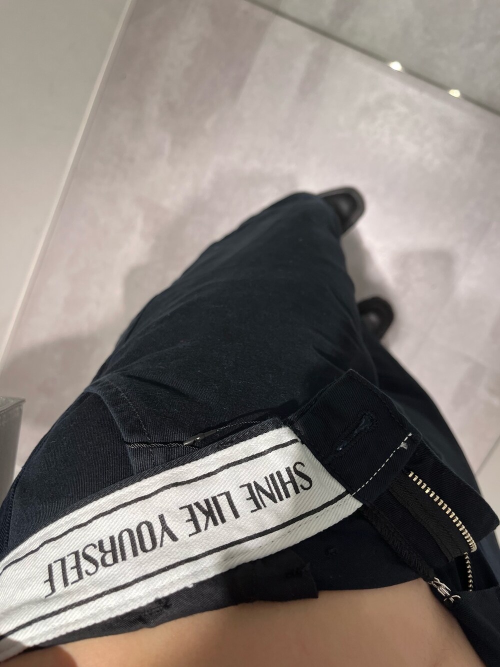 ブルー系のニット/セーター、ブラック系のキャミソール、ブラック系のその他パンツを着用したレディースの春コーディネートの6枚目の写真