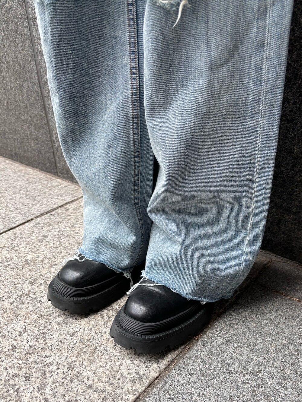 ピンク系のTシャツ/カットソー、ホワイト系のショルダーバッグ、ブルー系のデニムパンツを着用したレディースの春コーディネートの7枚目の写真