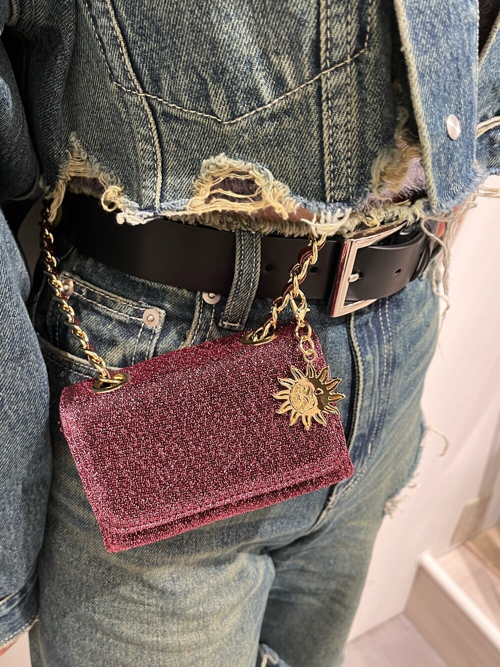 ブルー系のデニムジャケット、グレー系のニット/セーター、ブルー系のデニムパンツを着用したレディースの冬コーディネートの6枚目の写真