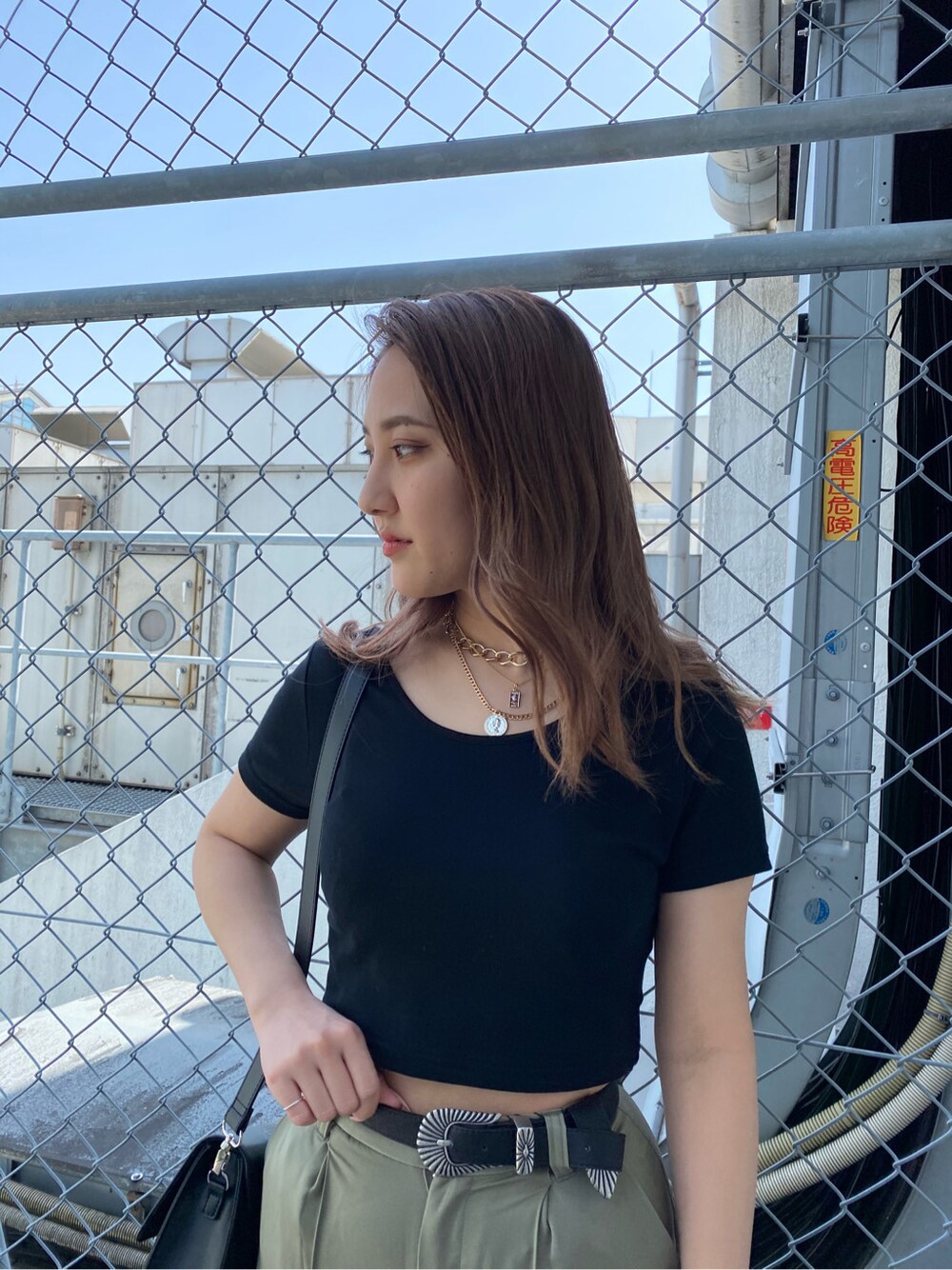 ブラック系のショルダーバッグ、ブラック系のTシャツ/カットソー、ベージュ系のその他パンツを着用したレディースの春コーディネートの3枚目の写真