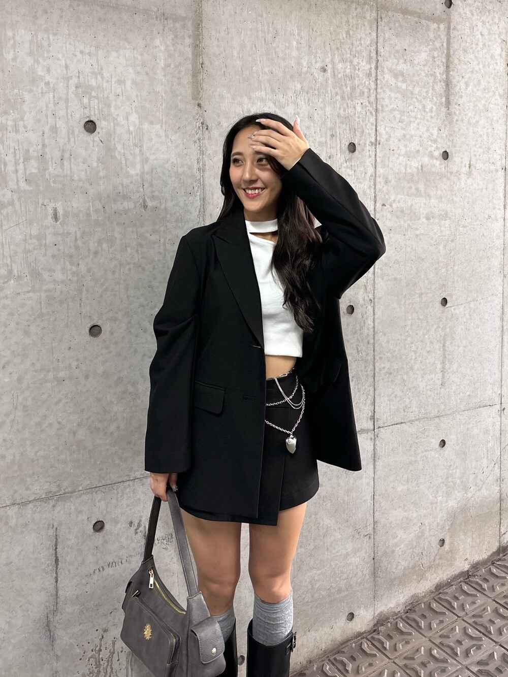 「秋コーデ、秋服、秋冬コーデ、セットアップ、モノトーン、シンプルコーデ、韓国ファッション、ジャケット、ミニスカート、高身長女子、EVRIS 、エヴリス、今日のコーデ、休日スタイル、エンジニアブーツ」｜「EVRISのオーバーサイズジャケット【セットアップ着用可能】（テーラードジャケット、ブラック系）」を使った、髙田真生さん（レディース・163cm）の秋コーディネートの2枚目の写真