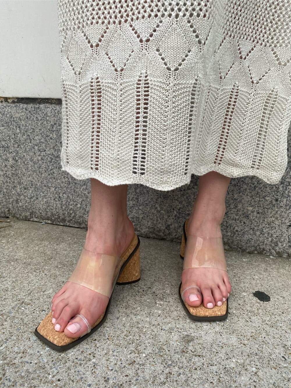 ブラウン系のキャミソール、パープル系のシャツ/ブラウス、ホワイト系のワンピースを着用したレディースの夏コーディネートの9枚目の写真