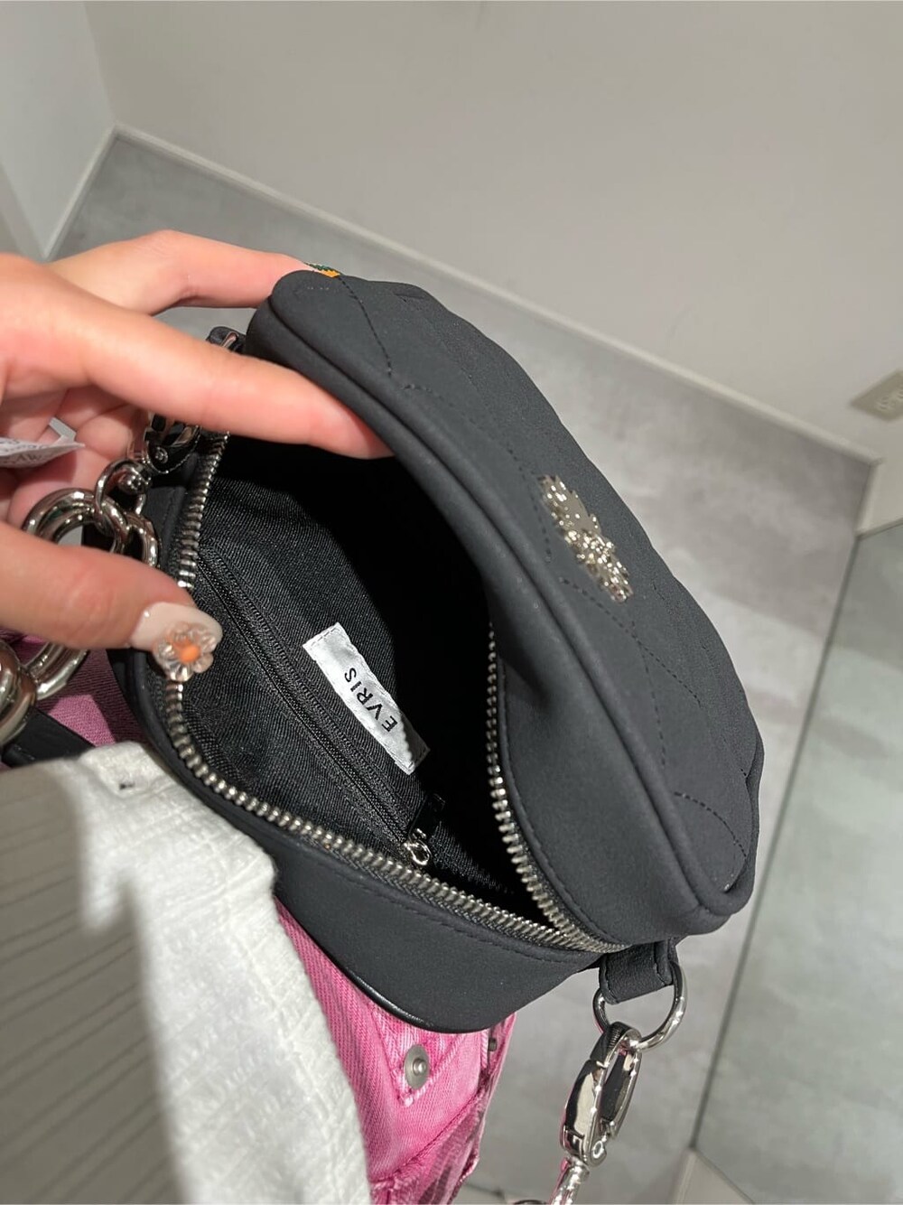 ホワイト系のTシャツ/カットソー、ブラック系のショルダーバッグ、ピンク系のデニムパンツを着用したレディースの夏コーディネートの9枚目の写真