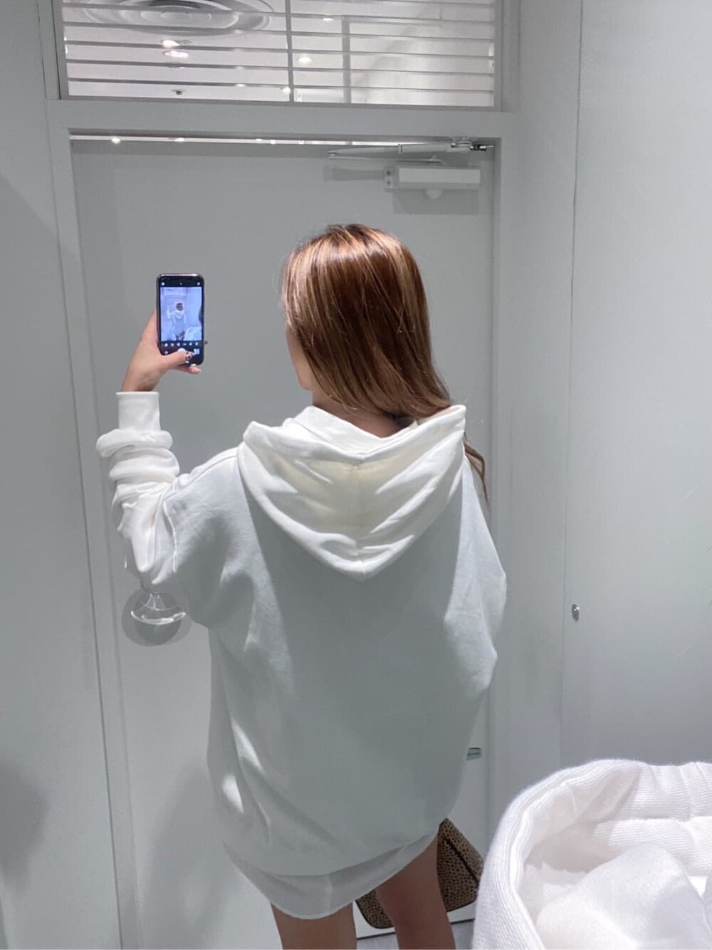 その他のショルダーバッグ、ブラック系のその他パンツ、ホワイト系のシャツ/ブラウスを着用したレディースの夏コーディネートの6枚目の写真