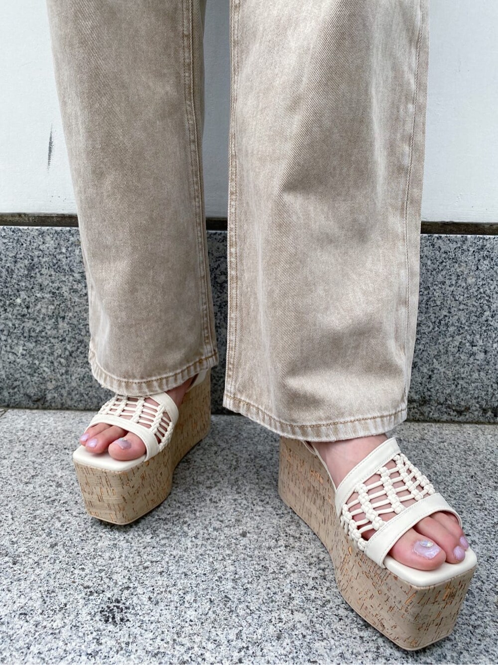 ベージュ系のデニムパンツ、ピンク系のタンクトップ、ホワイト系のサンダルを着用したレディースの夏コーディネートの6枚目の写真