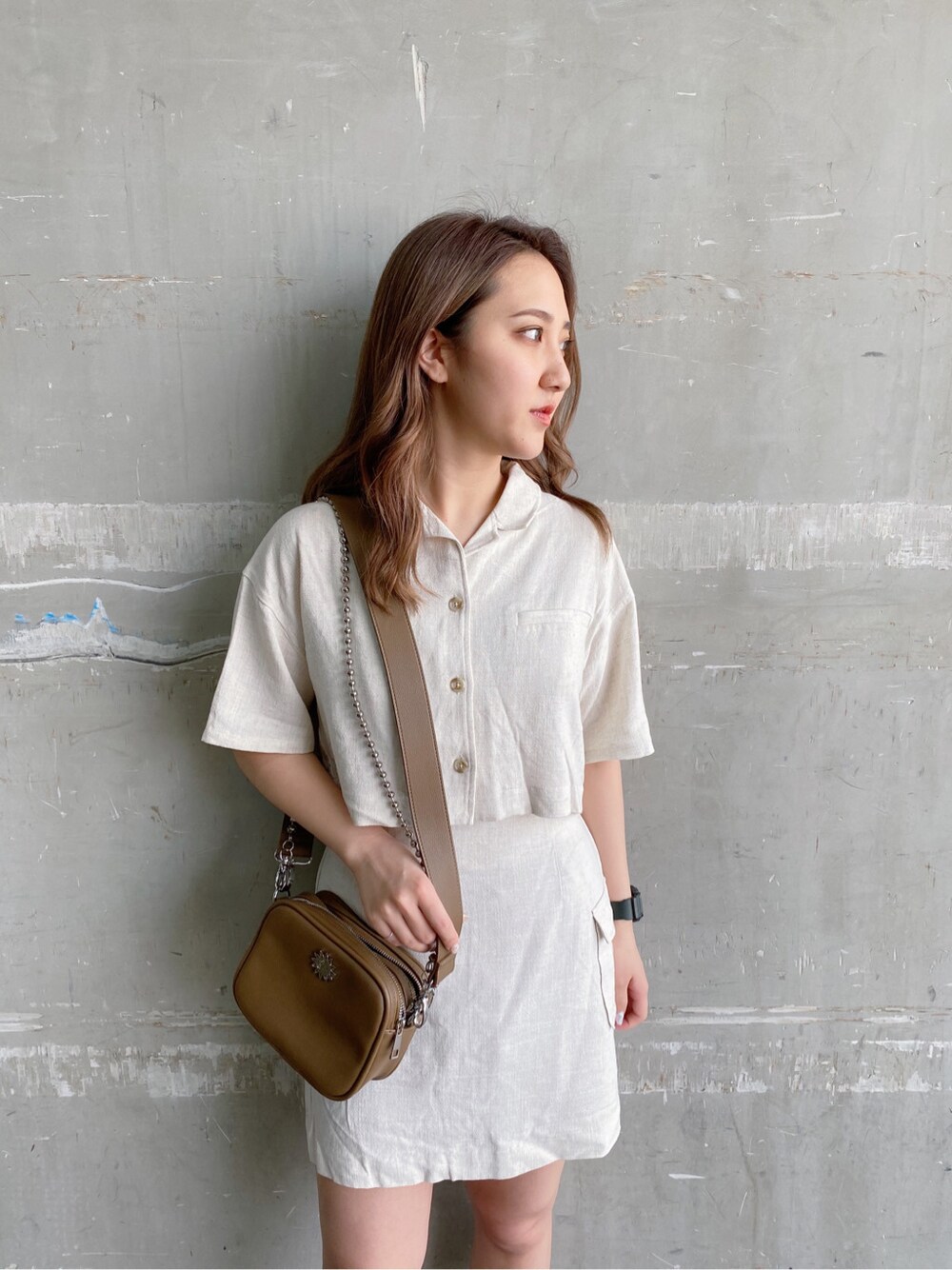 ブラック系のサンダル、ホワイト系のスカートを着用したレディースの春コーディネートの2枚目の写真