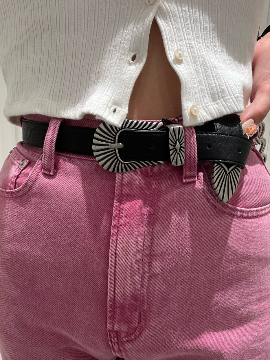 ホワイト系のTシャツ/カットソー、ブラック系のショルダーバッグ、ピンク系のデニムパンツを着用したレディースの夏コーディネートの6枚目の写真