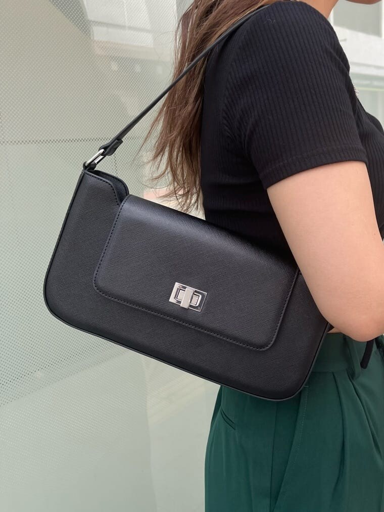 グリーン系のスラックス、ブラック系のショルダーバッグ、ブラック系のTシャツ/カットソーを着用したレディースの夏コーディネートの7枚目の写真