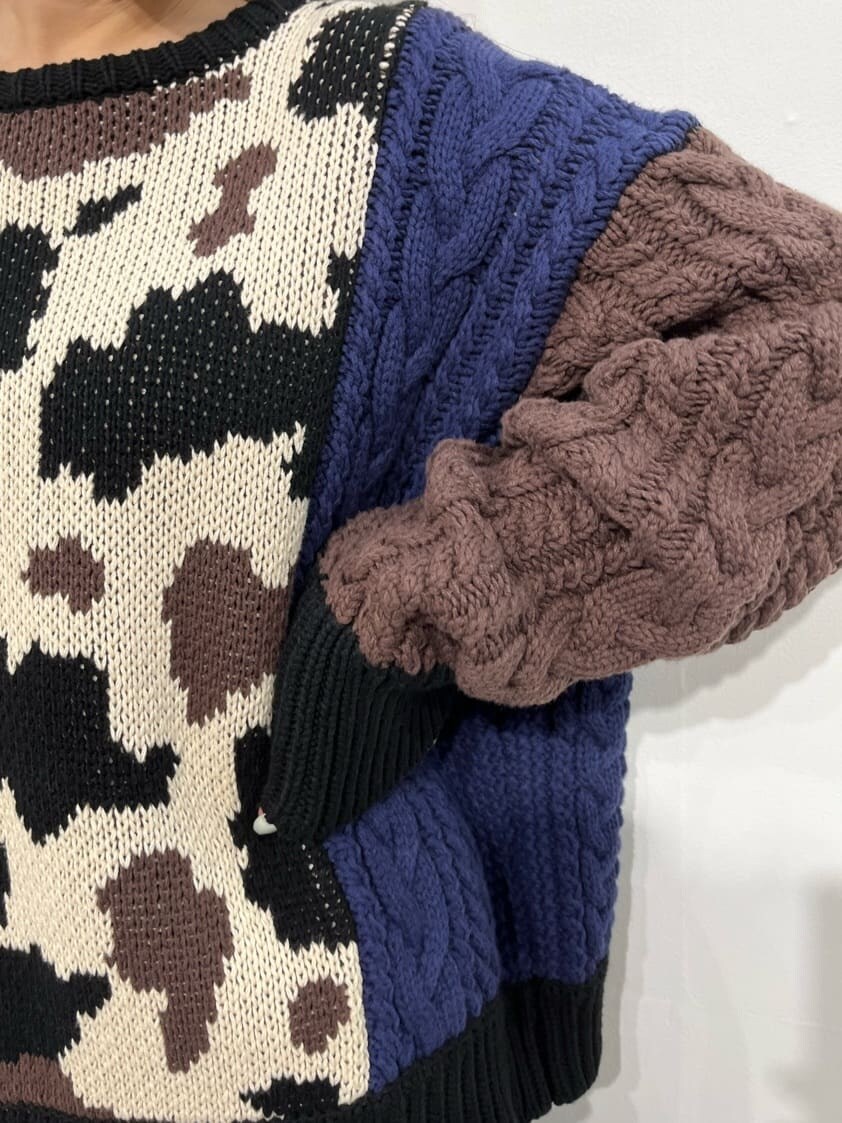 ブラック系のブーツ、ブラウン系のショルダーバッグ、ブラック系のニット/セーターを着用したレディースの秋コーディネートの4枚目の写真